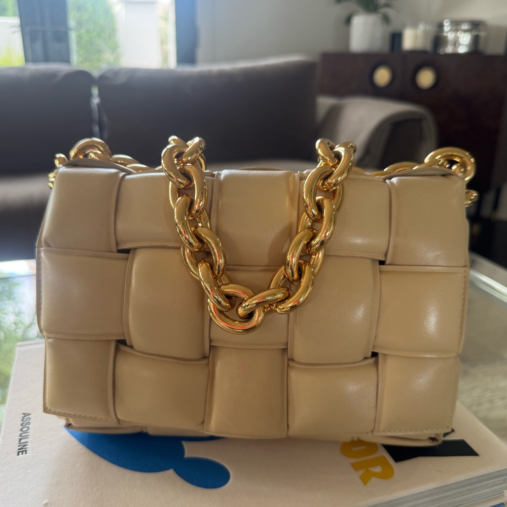 BOTTEGA VENETA
Beige Padded Chain Cassette Bag